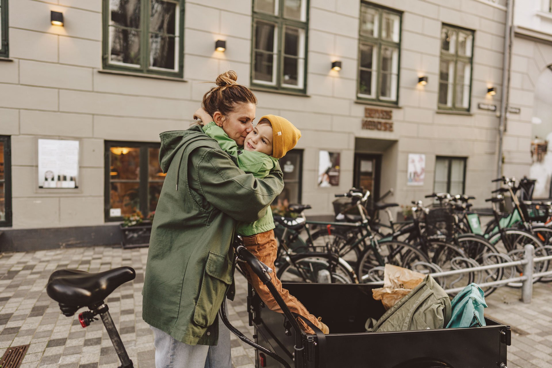 EDFI-mum-hugging-son-outside-bycicle-edel-recharge.jpg