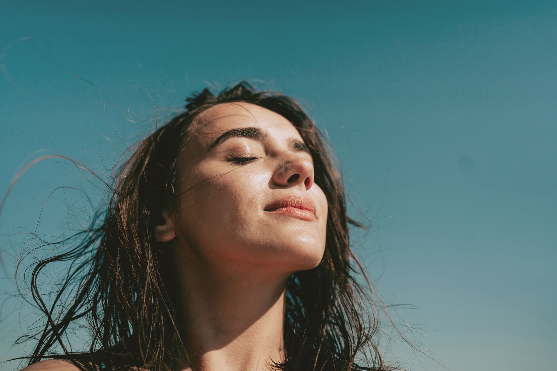 EDFI-woman-closing-eyes-enjoying-sun-edel-recharge.jpg