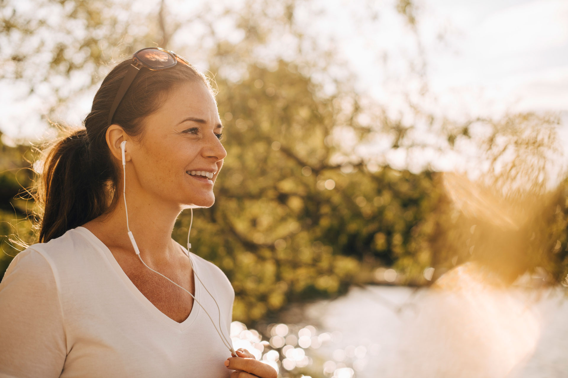 EDFI-woman-outside-walking-listening-to-music-sun-edel-recharge.jpg