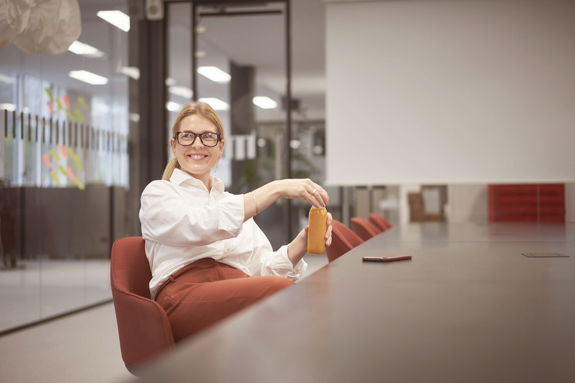 EDFI-woman-taking-break-office-confident-business-edel-recharge.jpg