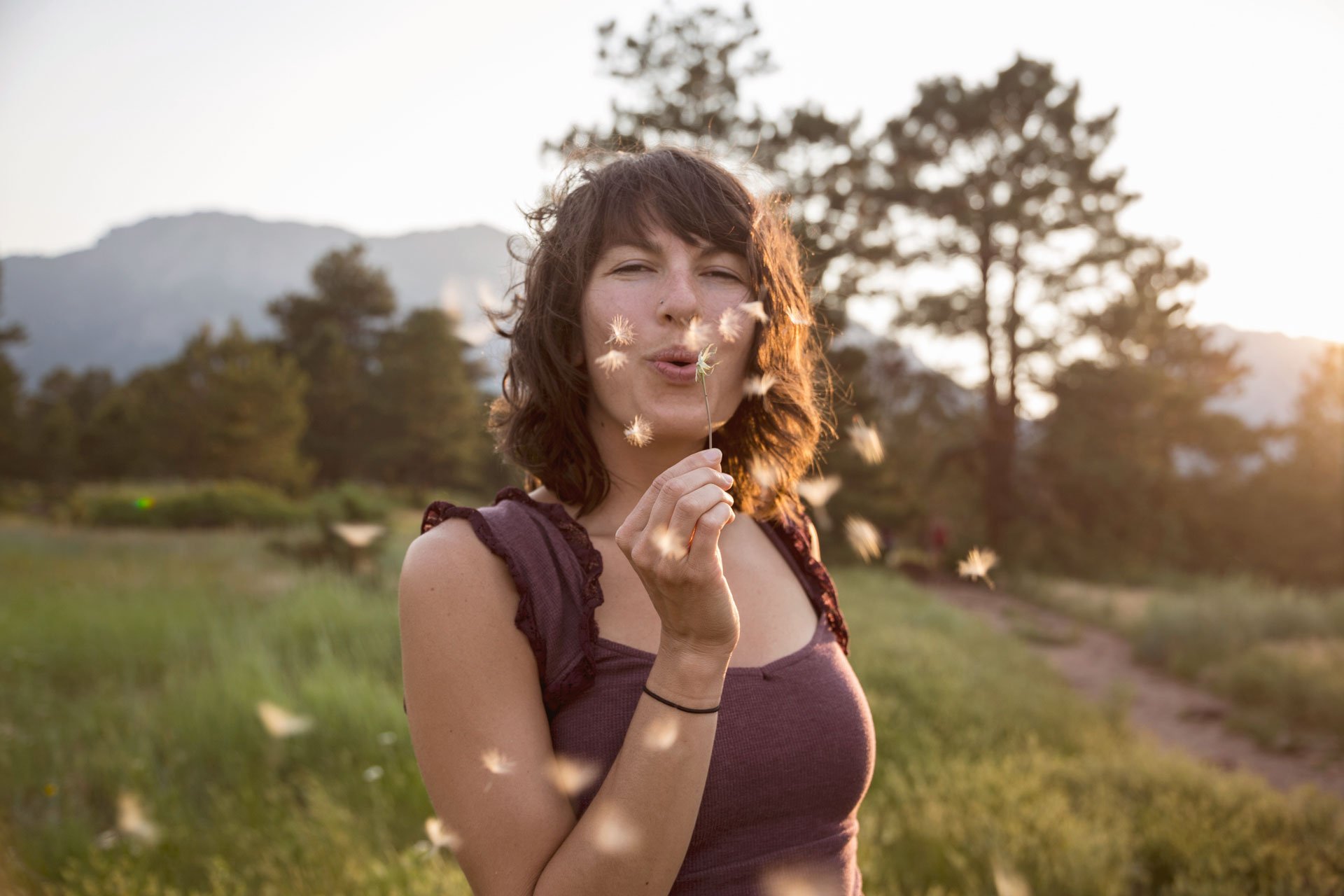 EDFI-women-blowing-flower-seeds-outside-summer-edel-recharge.jpg